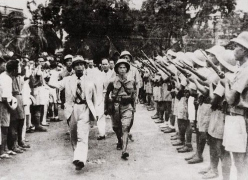 Năm 1945, Đại tướng Võ Nguyên Giáp duyệt Giải phóng quân từ Tân Trào về Hà Nội.